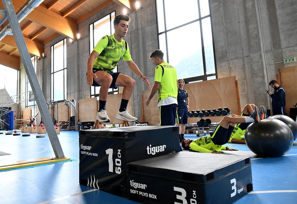 中场节拍器阿尔贝托在抢圈对抗中闲庭信步，用精准的短传串联起全队，展现球场指挥官本色