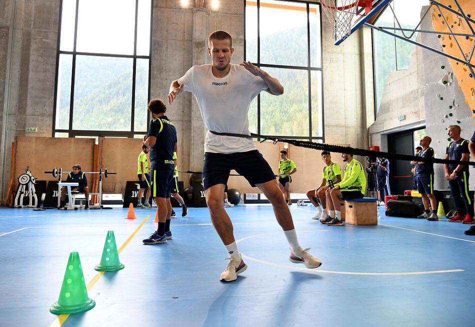 福尔梅洛的晨光中，拉齐奥射手因莫比莱凝神聚气，以一记势大力沉的劲射拉开新赛季进攻序幕