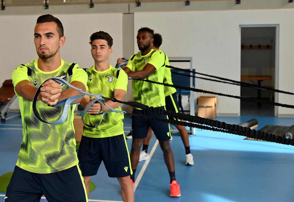 蓝鹰众将在教练组指挥下进行高强度分组对抗，汗水挥洒之间，团队默契与战术纪律同步升华