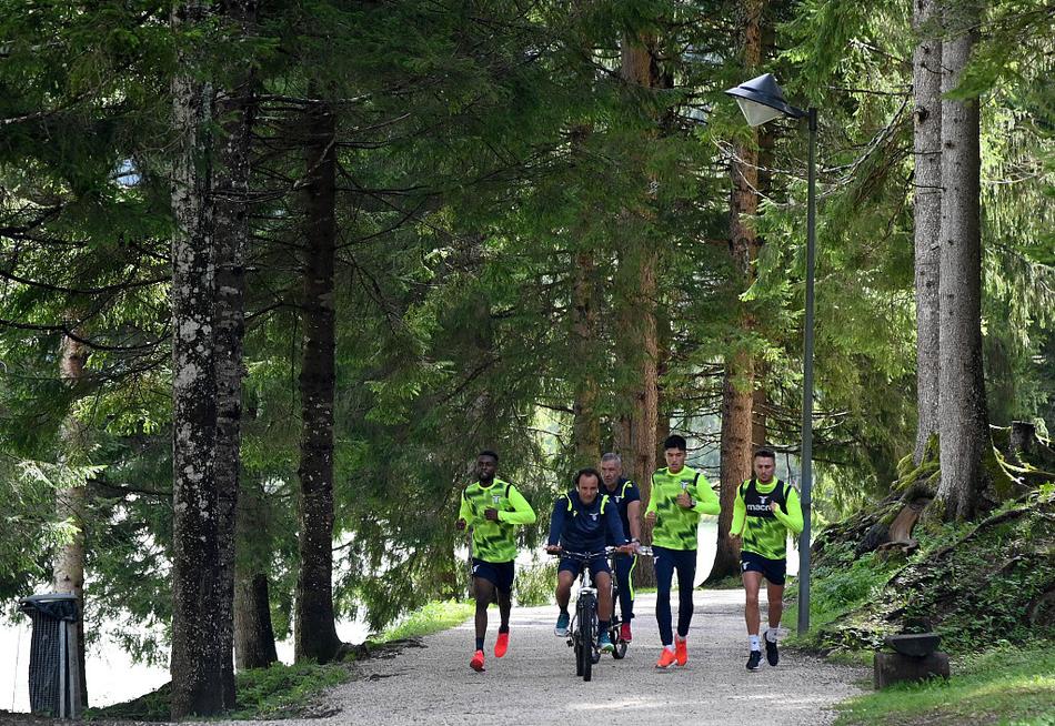 蓝鹰队长因莫比莱在福尔梅洛基地的训练中面露坚毅，眼神专注，正进行着高强度的有球练习，为新赛季的射手王卫冕之路磨砺锋芒。