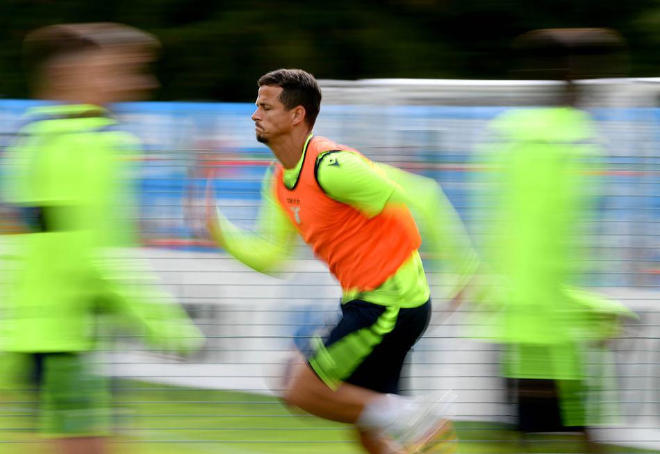 拉齐奥众将正在进行激烈的分组对抗，米林科维奇与队友积极拼抢，训练场上尘土飞扬，展现出球队内部激烈的良性竞争和良好的团队氛围。