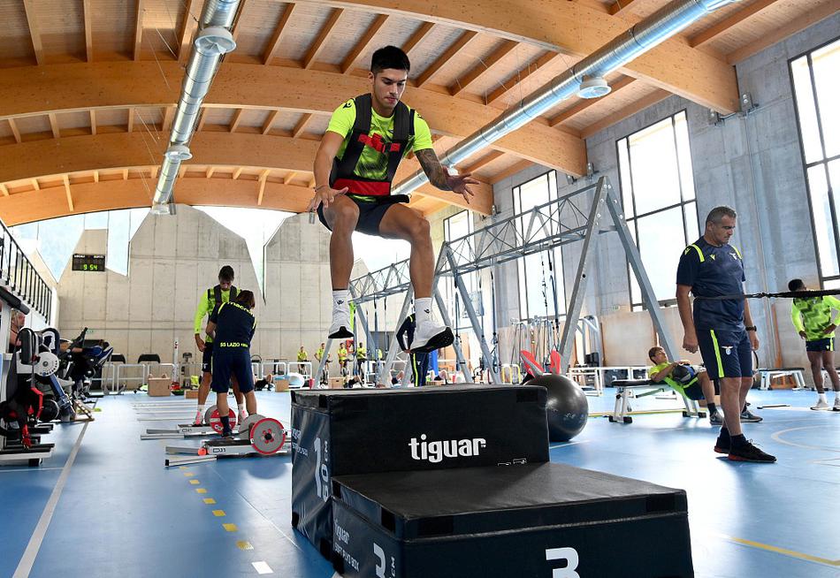 米林科维奇在中场从容控球，鹤立鸡群的身姿彰显着拉齐奥中场的强大控制力