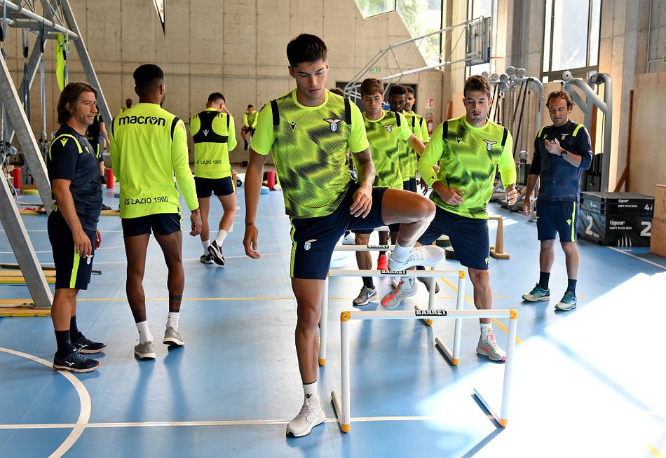 主帅小因扎吉亲临一线督战，他专注的目光里，正为蓝鹰绘制着新赛季的战术蓝图