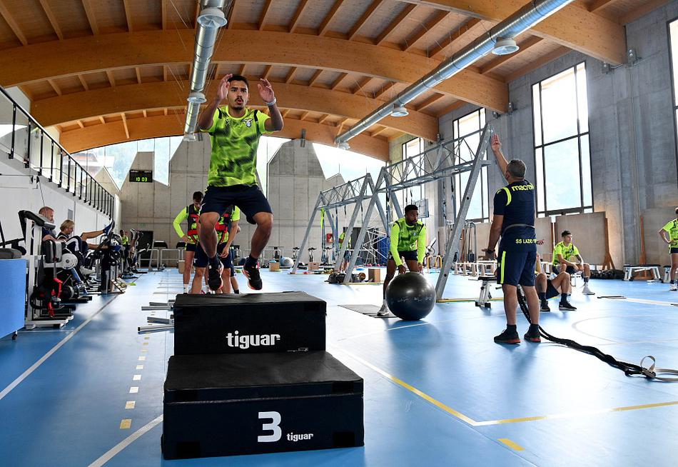 蓝白训练背心下，拉齐奥众将进行高强度分组对抗，激烈的拼抢预示着新赛季的雄心