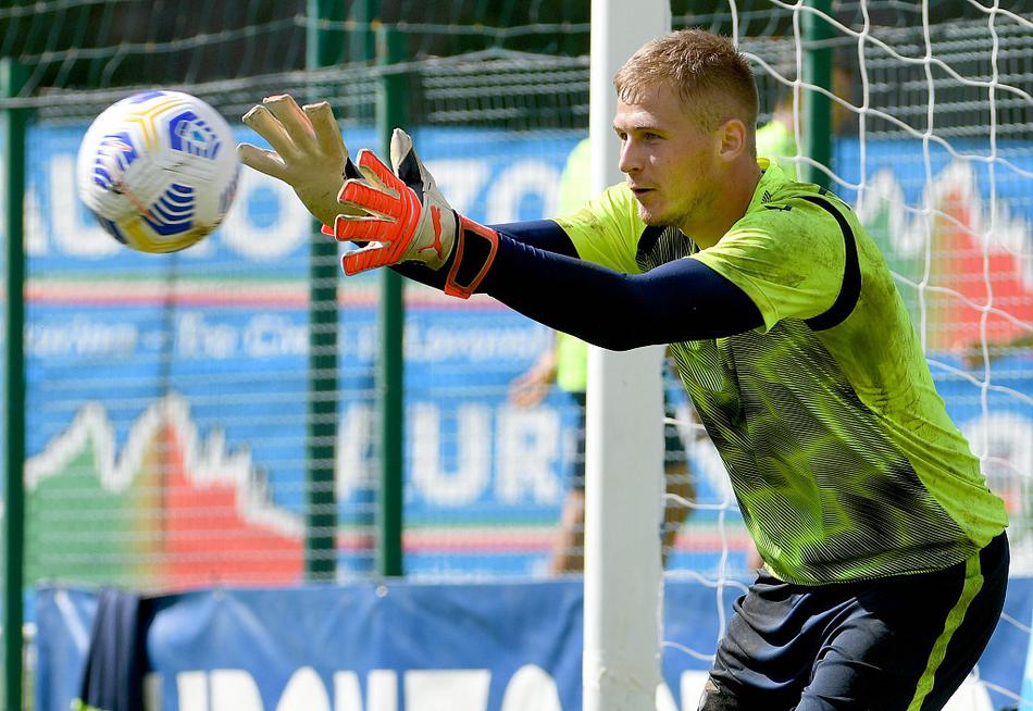 因莫比莱训练中目光如炬，门前抢点劲射，皮球如出膛炮弹直挂网窝