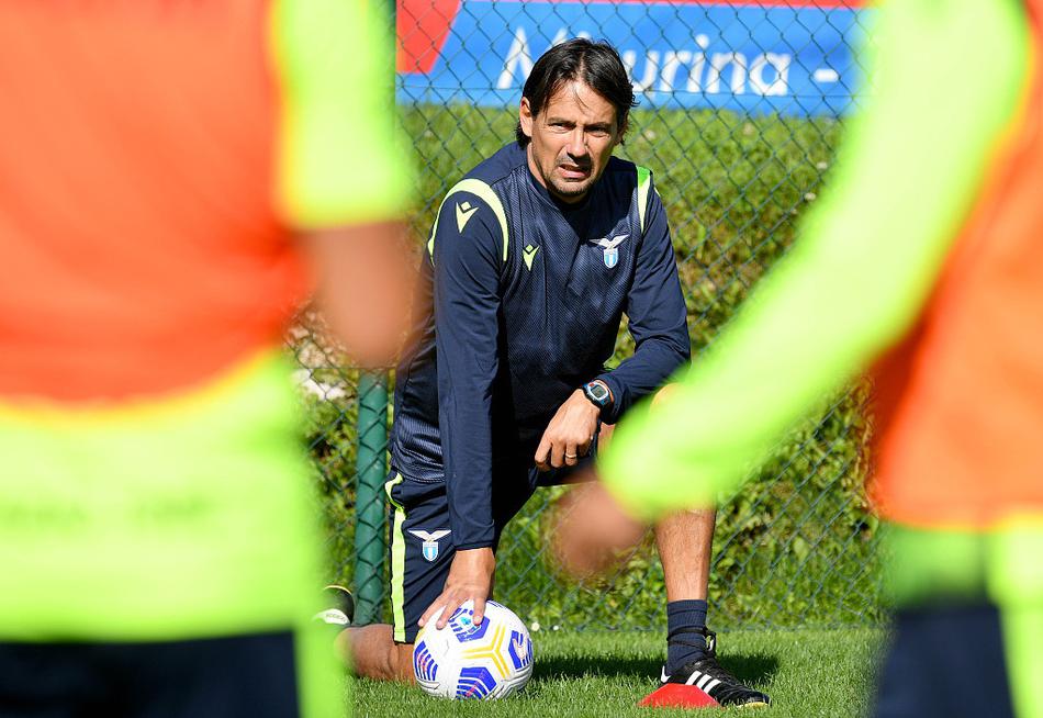 训练结束后，小因扎吉召集全队围圈训话，蓝鹰众将神情专注，团队凝聚力尽显