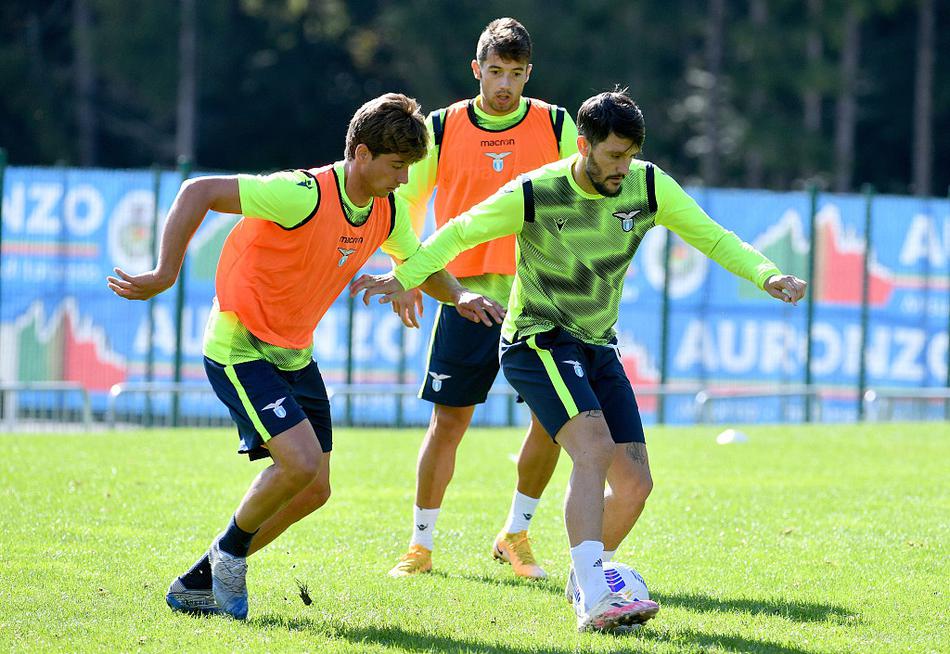 阿切尔比指挥防线队友落位，后防领袖以身作则，用怒吼构筑蓝色城墙