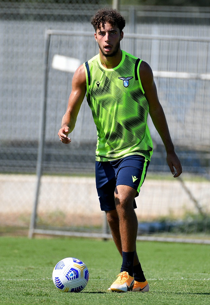 拉齐奥的绝对核心因莫比莱在训练中完成一次精彩射门后，露出标志性的霸气表情，新赛季他将继续肩负为球队摧城拔寨的重任