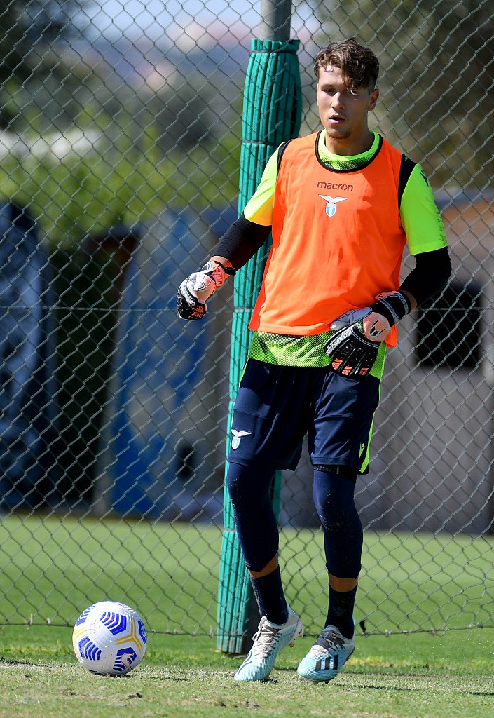 训练场上，几名拉齐奥球员正在进行战术跑动练习，他们神情专注，努力执行教练的战术意图，为即将到来的恶战储备能量