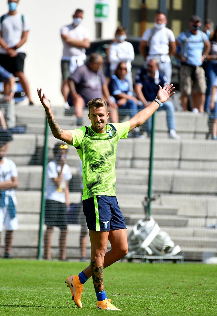 因莫比莱在一次射门练习中展现射手本色，皮球如出膛炮弹般直挂死角，身旁的队友也不禁为他鼓掌叫好，训练场上洋溢着积极向上的竞争氛围。