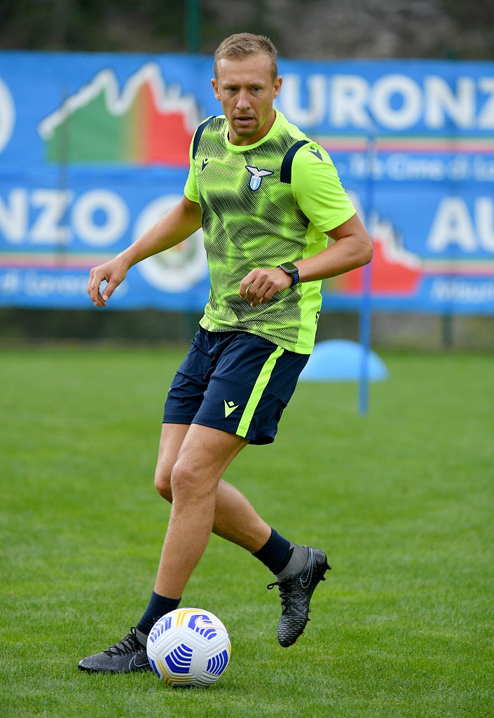 门将位置永远是一支球队的基石，斯特拉科沙在训练中飞身侧扑，指尖仿佛能触碰到新赛季的第一缕风。