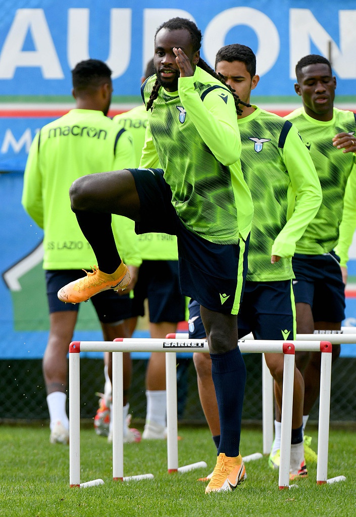 在福尔梅洛的阳光下，小因扎吉双手插兜，目光如炬地注视着场内弟子们的训练，他的身影映在草地上，象征着智慧与责任，引领着蓝鹰的方向。