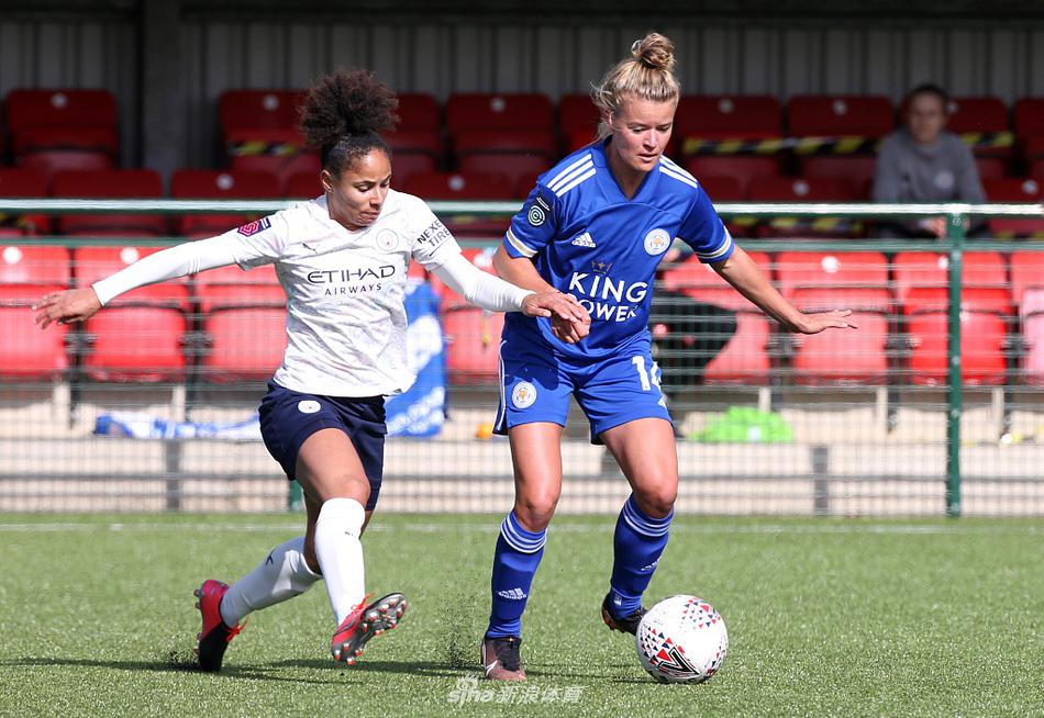 曼城女足门将卡里玛·塔伊布张开双臂，犹如守护神一般将足球稳稳抱在怀中，她的出色发挥是球队抵挡住对手最后时刻猛攻的关键。