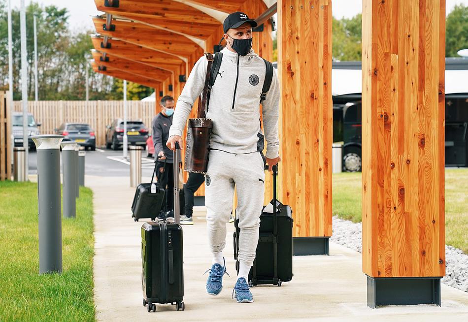 中场核心德布劳内背着双肩包通过通道，他表情从容，作为球队的节拍器，他将是曼城攻陷马赛防线的关键钥匙。