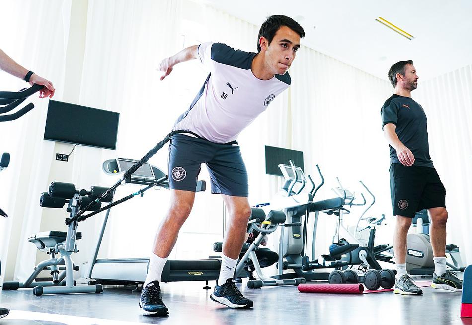 福登在一次盘带练习中展现出了与他年龄不符的沉稳，脚下的足球仿佛黏在鞋带上一般，在多名防守球员的夹缝中轻盈穿梭，宛如球场上的精灵。