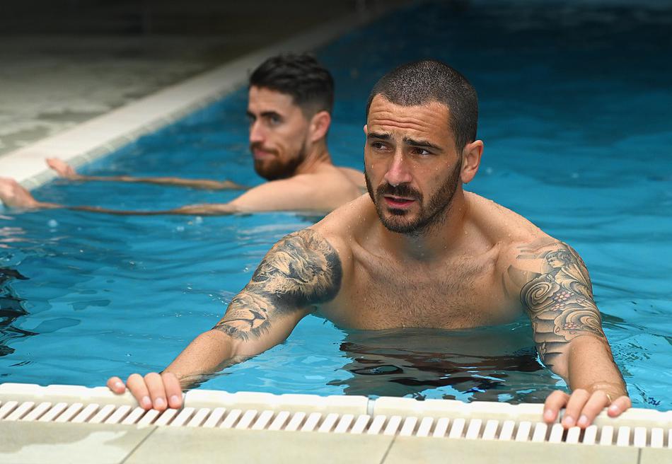 博努奇在防线上一夫当关，训练中高声呼喊，力保意大利后防线固若金汤