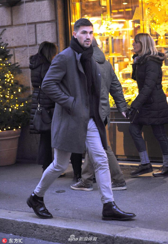 暮色渐临，罗马尼奥利完成独自的漫步准备离开，他的背影融入米兰的街景，平凡却坚定。