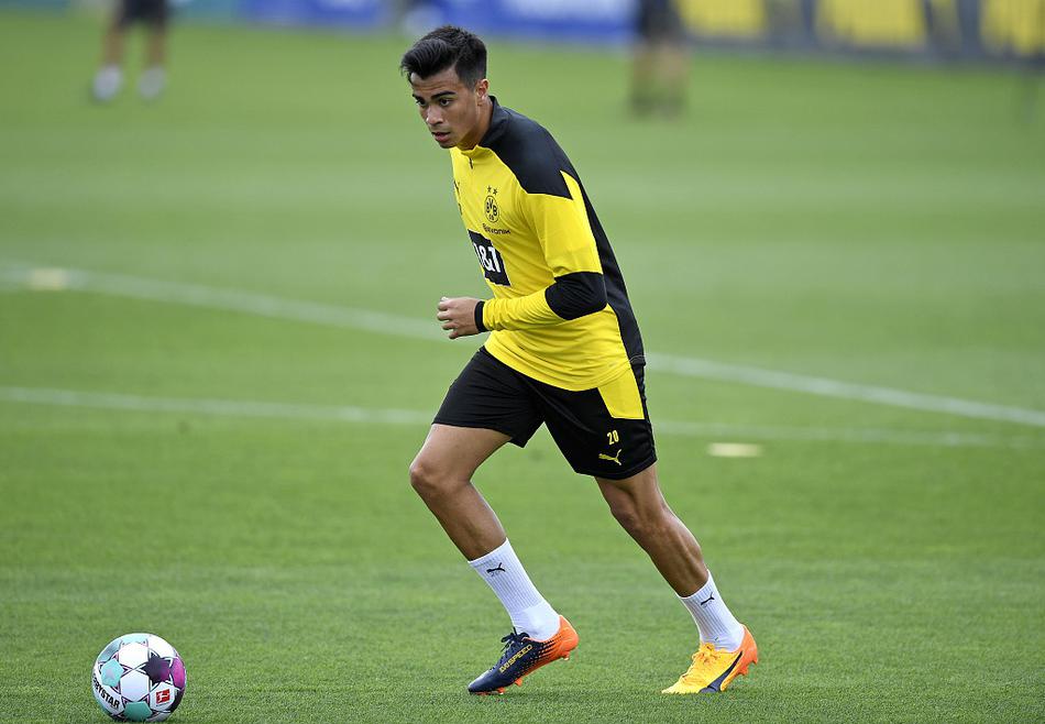 胡梅尔斯目光如炬，指挥着身前的黄色城墙，他的经验是这支青年军最需要的压舱石