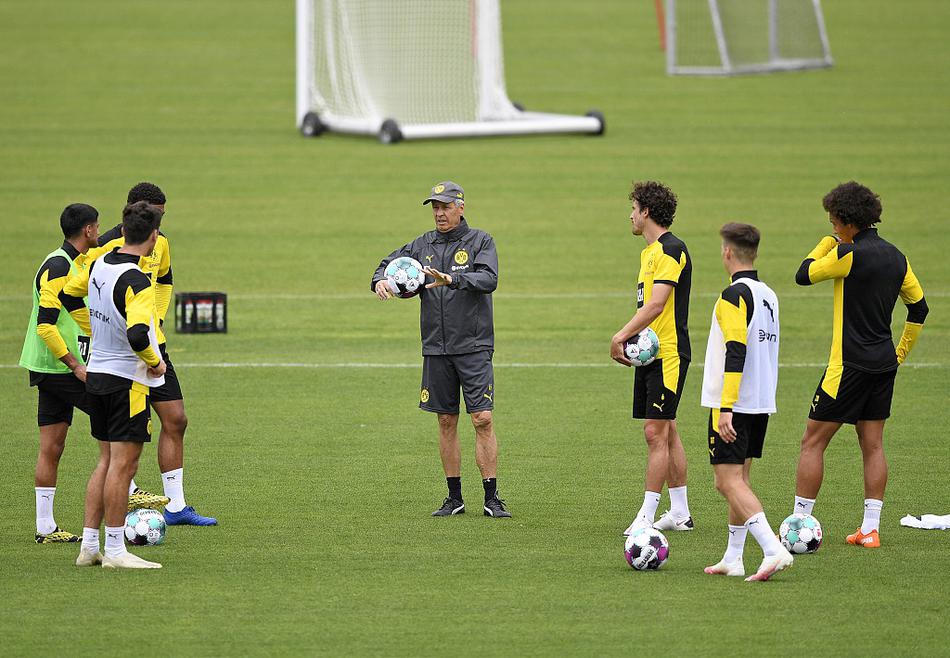 哈兰德在训练间隙凝望远方的草坪，那眼神里藏着挪威魔人对于进球和冠军的无限渴望