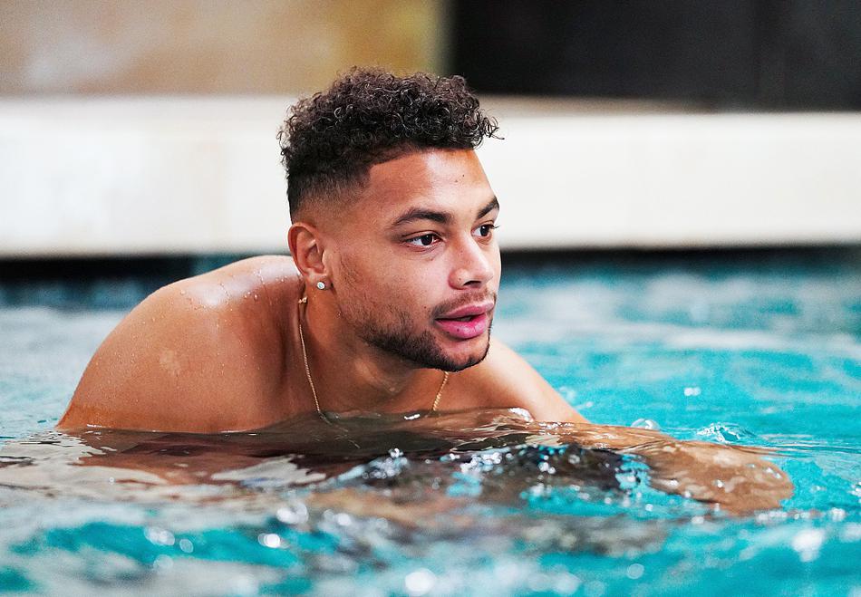 瓜迪奥拉在场边双手插袋，目光如炬地注视着场上的一切，他微微前倾的身体姿态透露出内心的专注，仿佛正在大脑中构建着一幅复杂的战术蓝图。