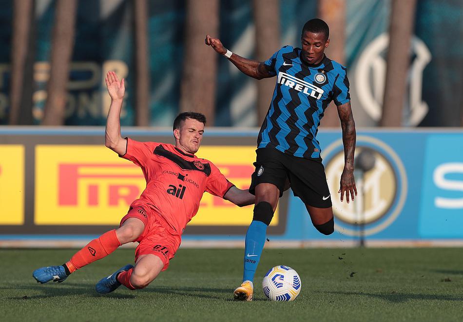 比赛之后，心情大爽的卢卡库与队友勾肩搭背，轻松地离开赛场，这场大胜无疑为更衣室带来了欢乐与和谐的气氛。