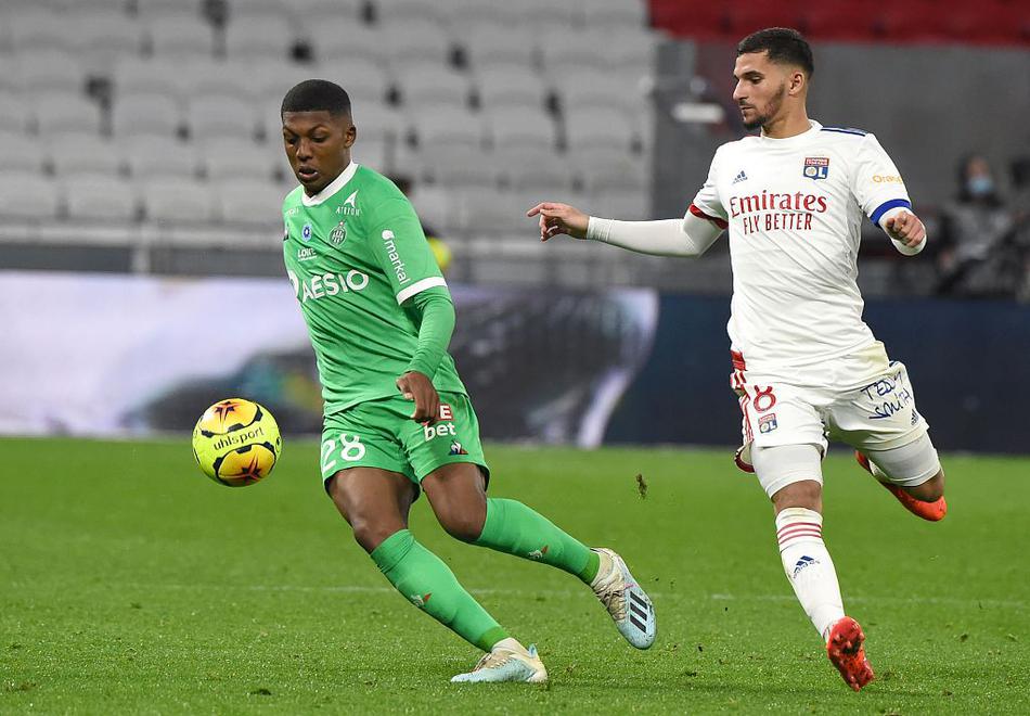 里昂门将安东尼·洛佩斯无奈地从球网中捡出皮球，队友德纳伊尔低头沮丧，背景是圣埃蒂安球员疯狂庆祝的模糊身影，这粒意外的乌龙球让主场作战的里昂陷入绝境。