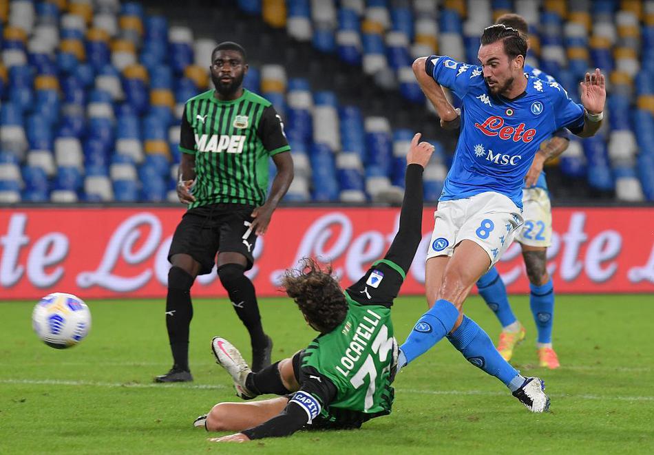 主裁判在场边认真观看VAR回放，他即将做出改判点球的决定，这个瞬间成为了比赛的转折点，紧张的气氛几乎要溢出屏幕。