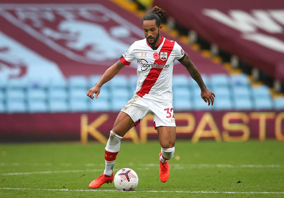 维拉前锋沃特金斯顶住巨大压力，冷静推射点球破门，这一刻他的眼神中充满了为球队拼至最后一刻的决心。