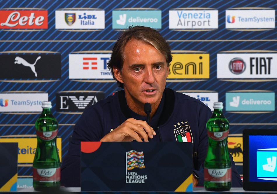 新闻发布会现场，意大利中场核心若日尼奥神情专注地聆听记者提问，他将是球队攻防转换的关键枢纽。