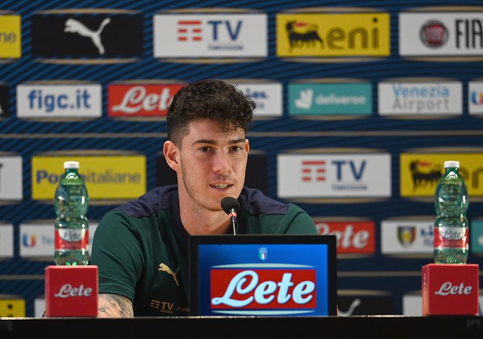 中场核心若日尼奥在发布会后独自走向训练场，球衣上满是汗水，脸上带着标志性的沉静表情，准备带领球队掌控中场节奏。