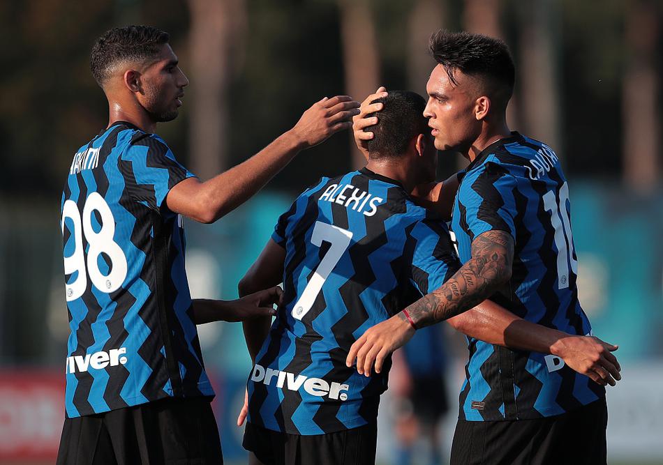 进球功臣劳塔罗在拼抢中全力以赴，即使面对多人包夹也毫不畏惧，完美诠释了蓝黑军团永不言弃的战斗精神。