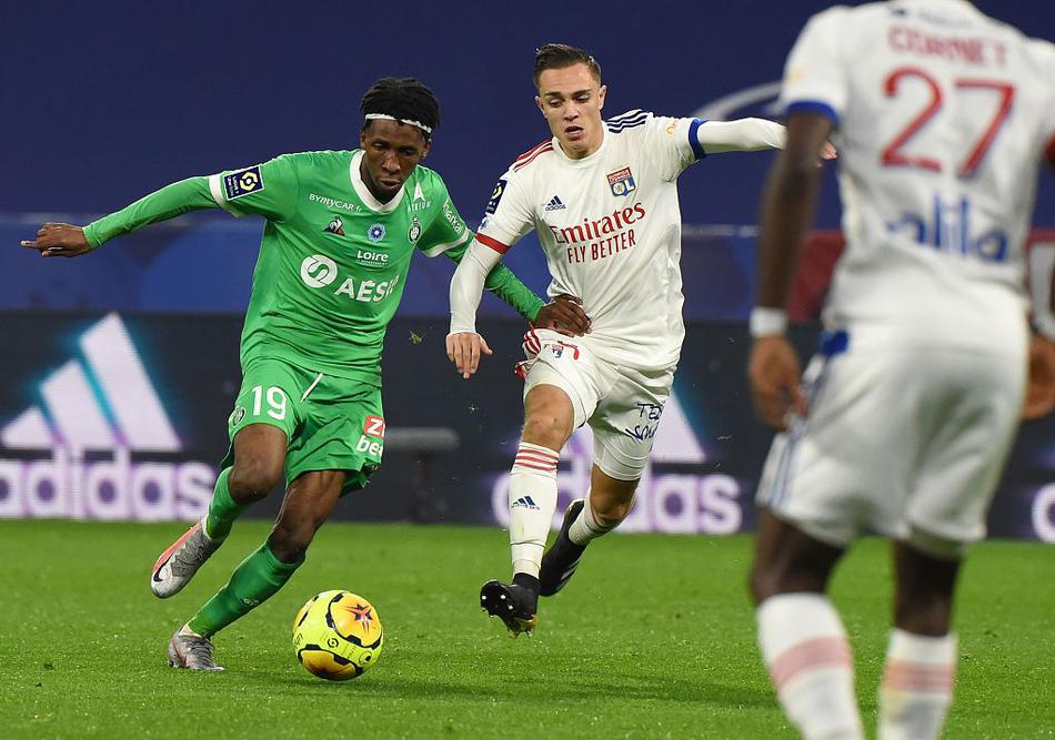 里昂球员卡德维尔在禁区内用一记充满灵气的脚后跟磕射破门，皮球应声入网，防守球员呆若木鸡，这一瞬间的想象力点燃了整座球场，吹响了主队反击的号角。