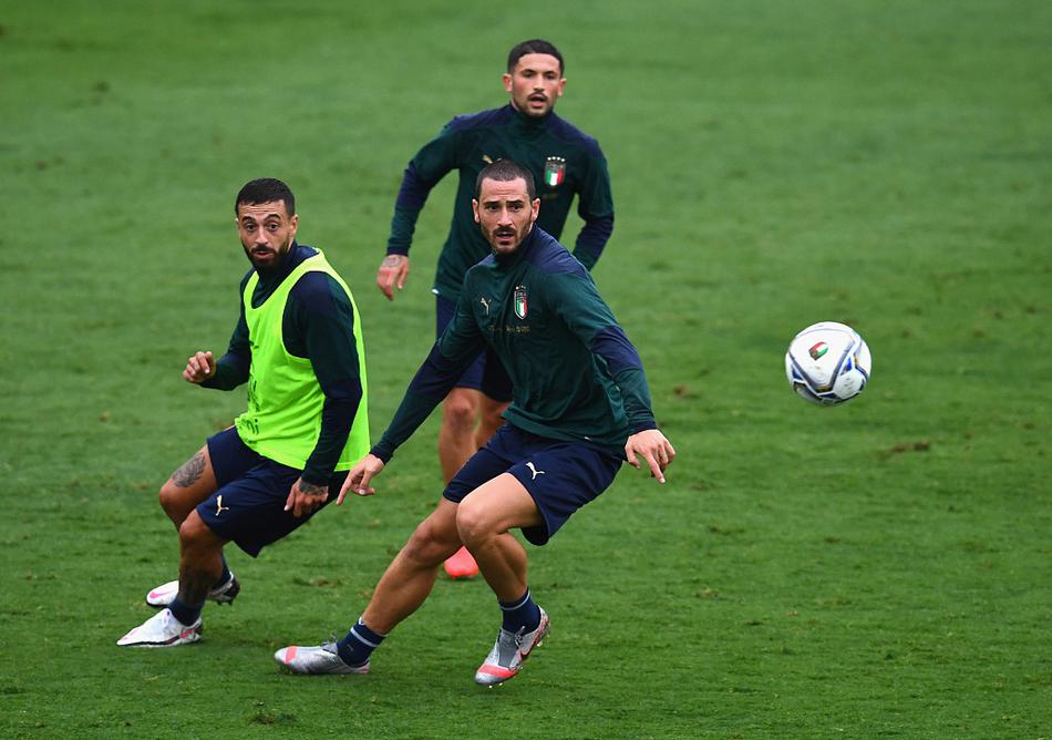 在科尔维恰诺的夕阳余晖下，意大利队的将士们正进行着高强度的有球训练，每一脚传递都承载着对胜利的渴望。