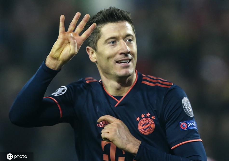 莱万在禁区内冷静施射，皮球如出膛炮弹般飞向球门死角，对方门将望球兴叹