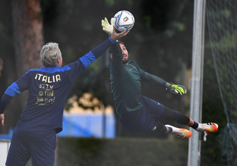 阳光洒在科维尔恰诺的训练场上，意大利球星因西涅面带微笑，脚下生风地带球突破，汗水在阳光下闪耀，仿佛预示着蓝衣军团即将在欧国联赛场上刮起的炫丽风暴。