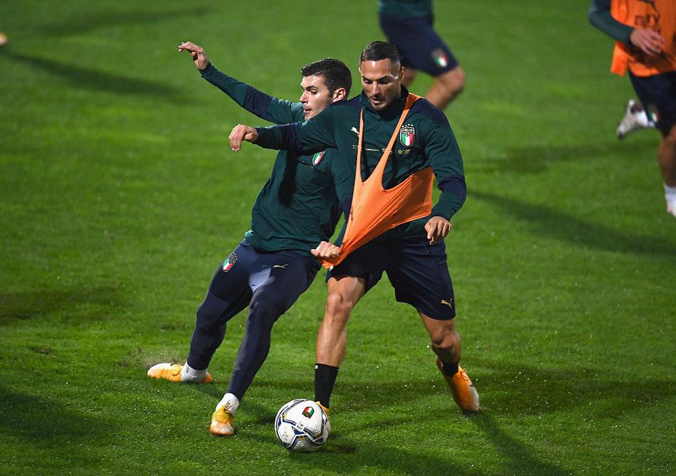 中前场球员在教练组的指导下进行小范围的传跑练习，格里弗接球后顺势转身摆脱，他的动作流畅而敏捷，身旁的贝尔纳代斯基正目不转睛地观察跑位。