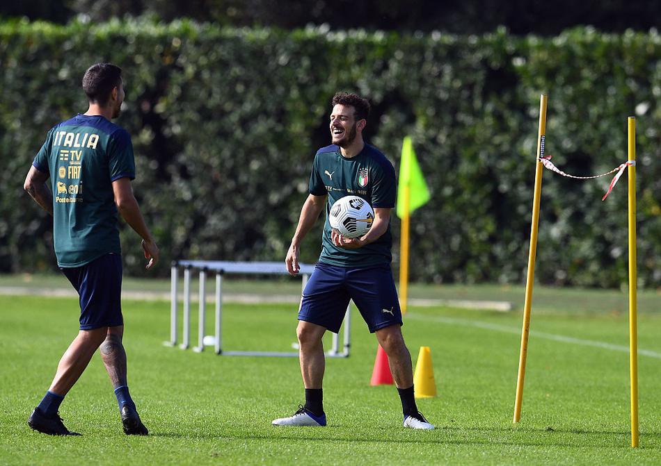 夕阳的余晖温柔地洒在科维尔恰诺的训练场上，意大利队的将士们正在进行分组对抗。因西涅脚下的皮球仿佛被施了魔法，博努奇则张开双臂指挥防线，这一刻的专注，预示着两天后与波兰的激战。