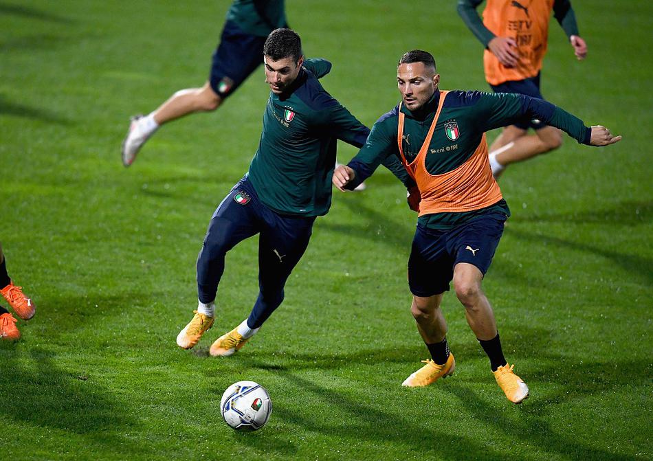 中后场球员们正在进行高强度的分组对抗，丹布罗西奥与队友巴斯托尼在一次成功拦截后击掌相庆，眼神中充满了对新战术体系的理解与默契。