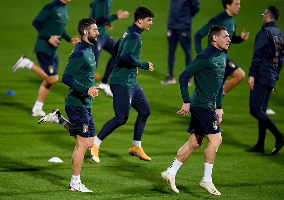 训练尾声，全队围成一个大圈进行放松拉伸，助理教练埃瓦尼站在圈中央讲解着什么，球员们表情轻松但眼神专注，整个团队弥漫着一种团结向上的氛围。