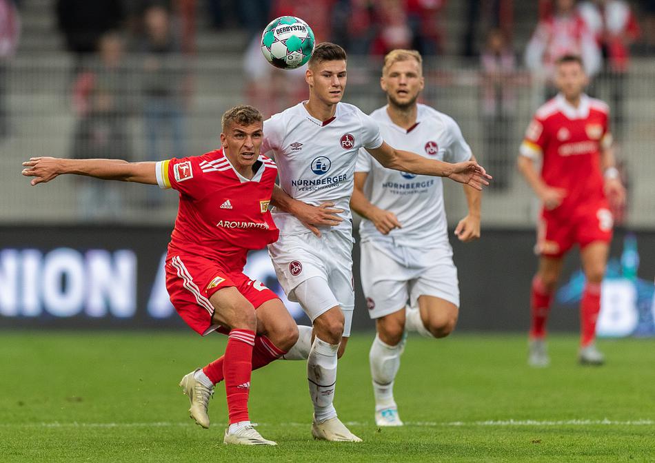 比赛结束后，柏林联合与纽伦堡的球员们相互致意，交换球衣，这一刻胜负已不再重要，友谊与尊重成为赛场的主旋律。