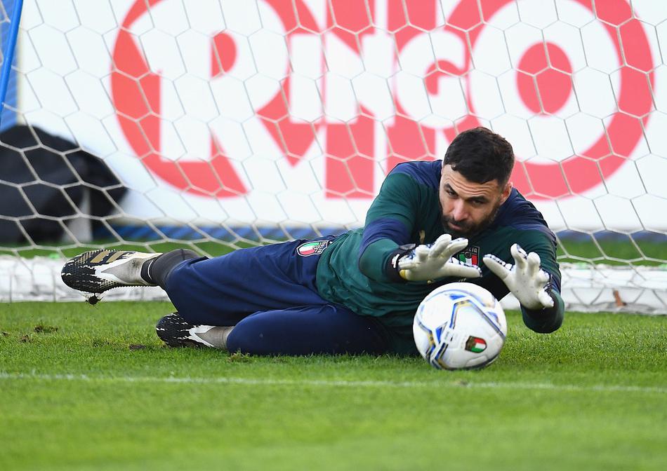 夕阳余晖下的科维尔恰诺基地，意大利队的球员们结束训练后肩并肩走向更衣室，他们背影坚毅，仿佛在向世界展示蓝衣军团团结一心、共克时艰的决心。