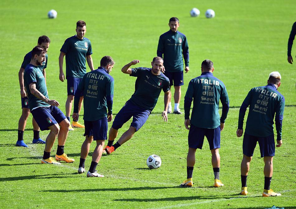 训练结束，全体球员围成一个紧密的圆圈，这是团队精神的最佳写照。在遵守防疫规定保持距离的背景下，他们的心却靠得更近。无论首发还是替补，在这一刻，他们都是为了蓝衣军团荣誉而战的兄弟。