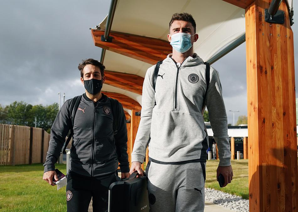 身着便装的京多安回眸一望，眼神中带着些许冷峻，这位德国中场在首轮欧冠中已有进球入账，此番远征他渴望延续火热脚感。