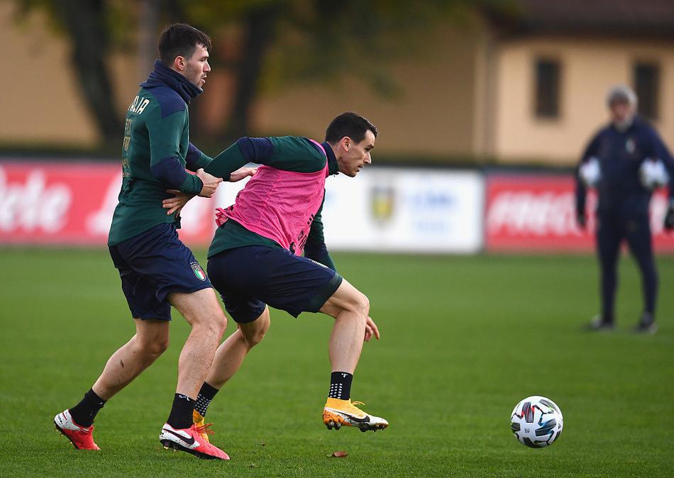 夕阳余晖下，意大利国家队的将士们正神情专注地聆听助理教练讲解，空旷的训练场无声诉说着大战前的紧张与备战艰辛。