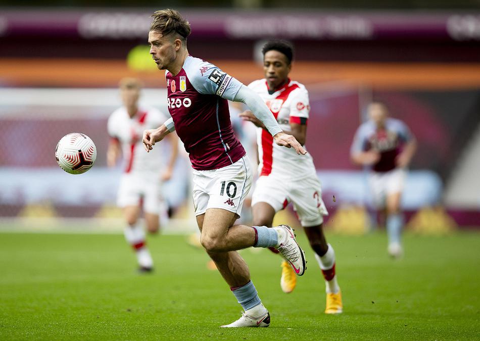 南安普顿队长沃德-普劳斯张开双臂，肆意庆祝他上演的任意球梅开二度，身后的维拉公园球场在夜色中静默。