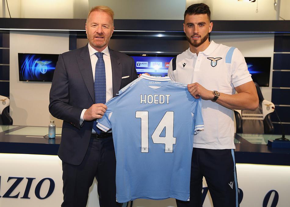 穆里奇与总监塔雷在发布会后轻松交流，穆里奇举手投足间透露着初来乍到的腼腆与诚恳，桌上摆放的围巾预示着一段崭新旅程的正式开始。