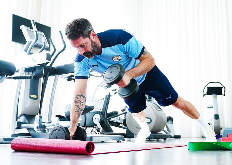 拉波尔特和迪亚斯在一次防守角球训练中高高跃起，两人在空中形成了一个坚固的屏障，他们的表情如同角斗士般凶狠，捍卫着每一寸领空。