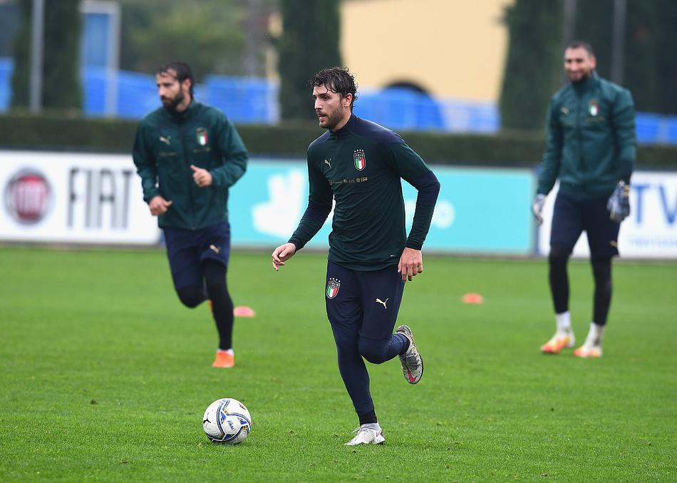 防守悍将迪洛伦佐在训练中眼神坚毅，全神贯注地进行着体能储备，他不知疲倦的奔跑将成为蓝衣军团防线前可靠的移动堡垒。