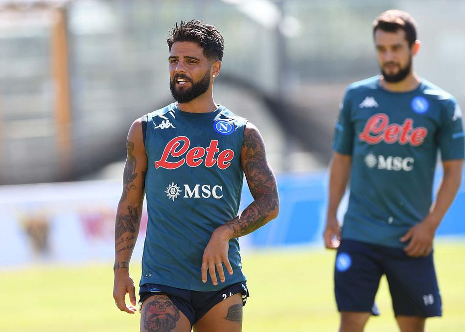 在复杂的障碍物训练中，一名那不勒斯球员正灵巧地绕杆前进，展现出极佳的身体协调性与爆发力。