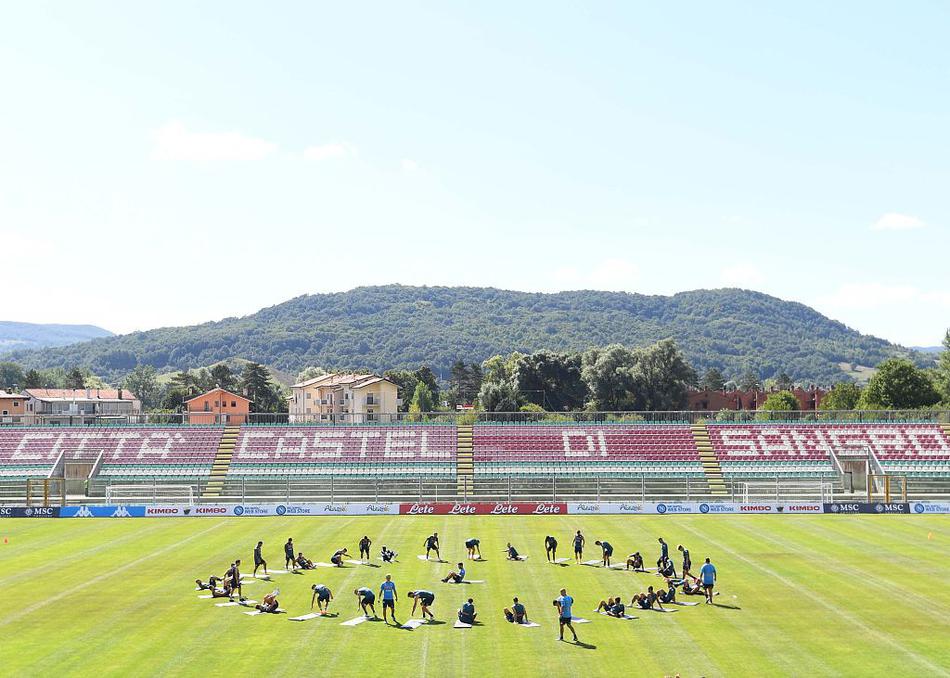 训练场上，默滕斯等球员正在进行紧张的抢圈练习，皮球在队友间快速传递，气氛紧张而充满活力。